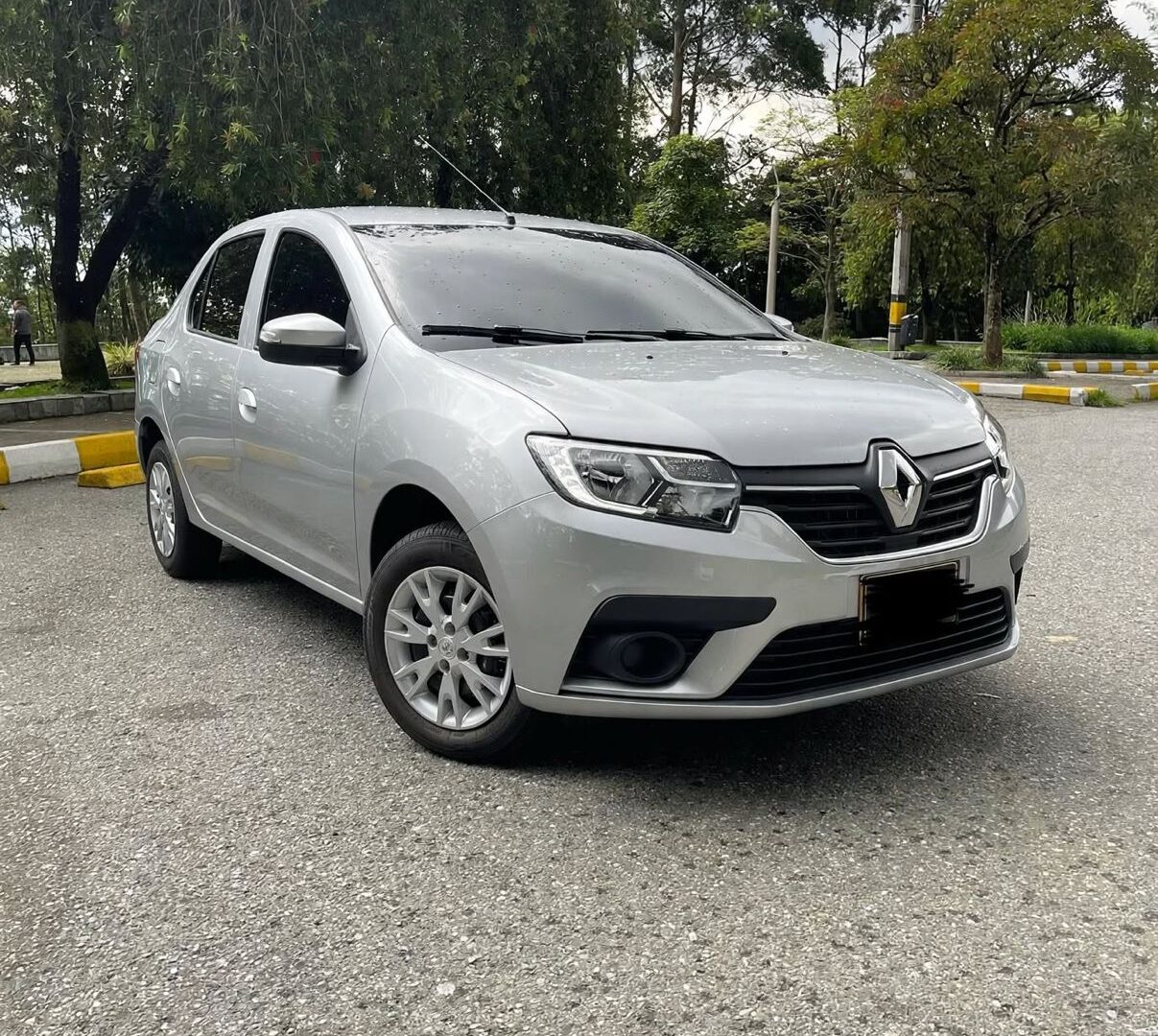 Renault Logan disponible para alquiler de carros en Medellín con Hi Level Rent — más espacio y baúl, ideal para viajes por carretera o en grupo.
