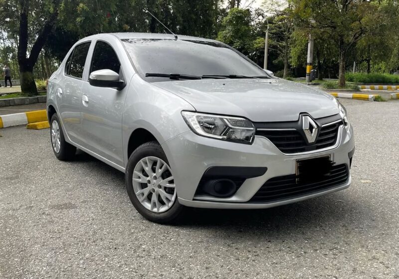 Renault Logan disponible para alquiler de carros en Medellín con Hi Level Rent — más espacio y baúl, ideal para viajes por carretera o en grupo.