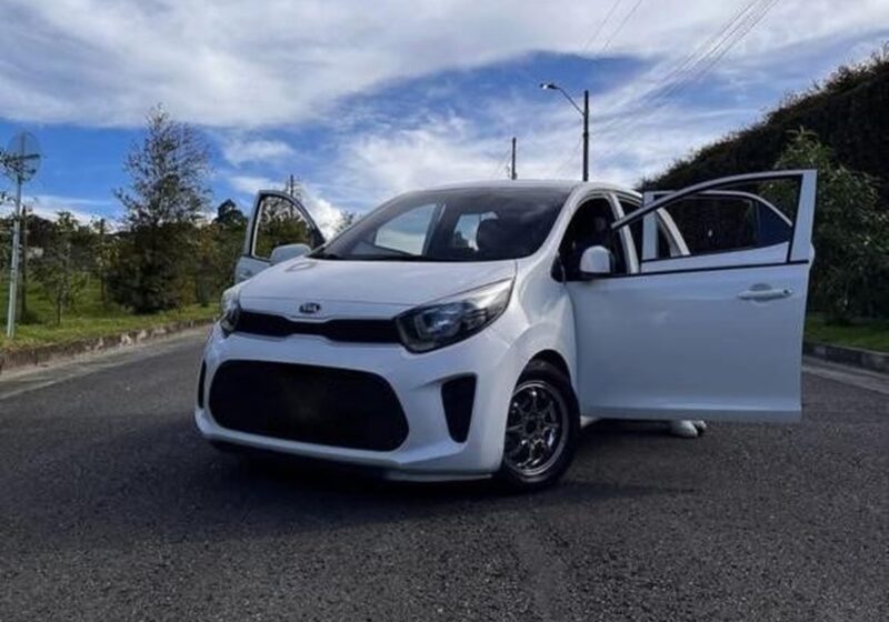 Kia Picanto automático, disponible para alquiler de carros en Medellín con Hi Level Rent — ideal para moverte por la ciudad sin complicarte con la caja de cambios.