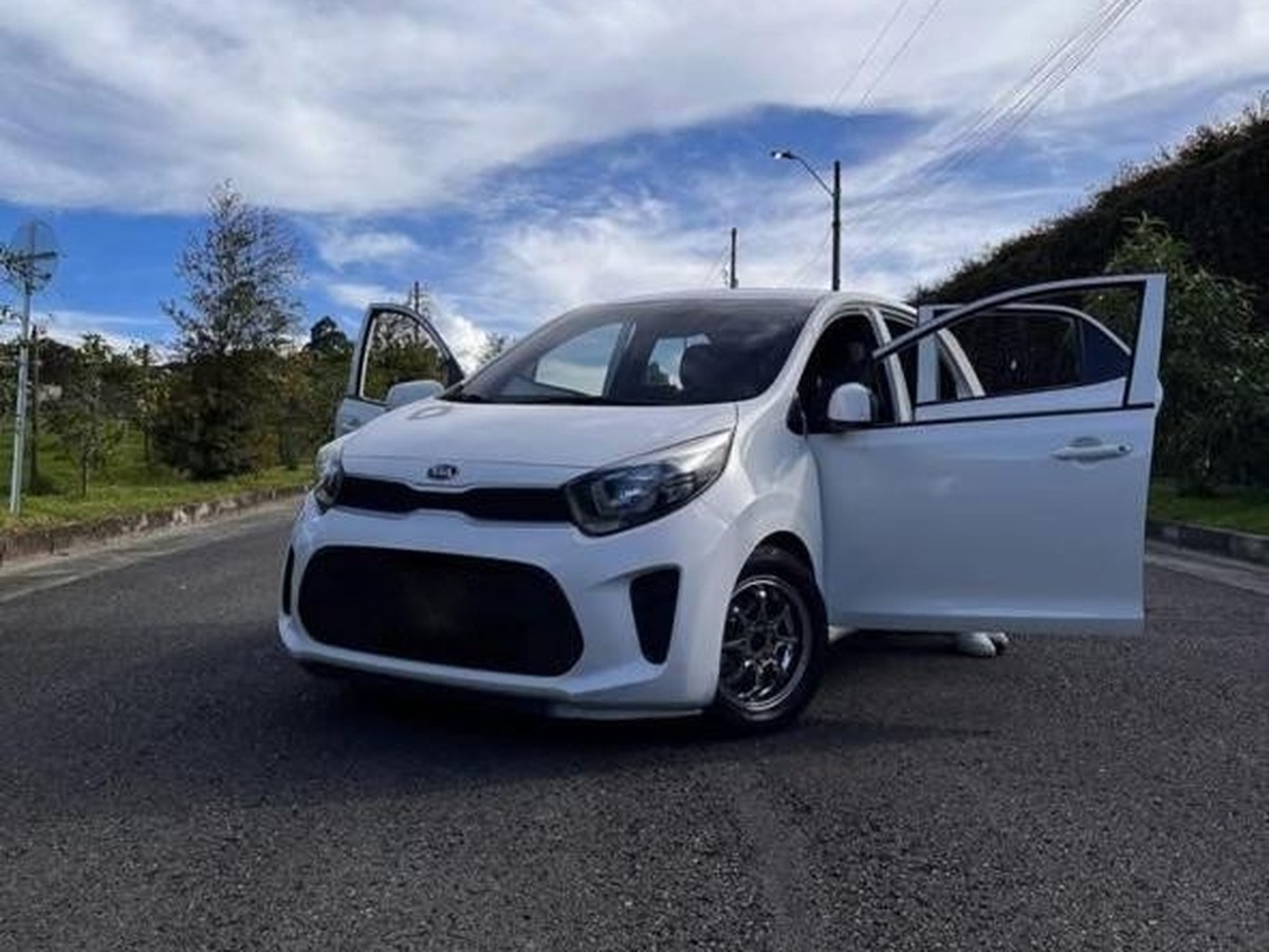 Kia Picanto automático, disponible para alquiler de carros en Medellín con Hi Level Rent — ideal para moverte por la ciudad sin complicarte con la caja de cambios.