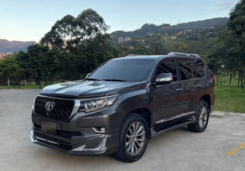 Toyota TX Blindada disponible para alquiler de carros en Medellín con Hi Level Rent — 7 puestos, blindaje nivel 2 plus, ideal para recorridos seguros por Antioquia.