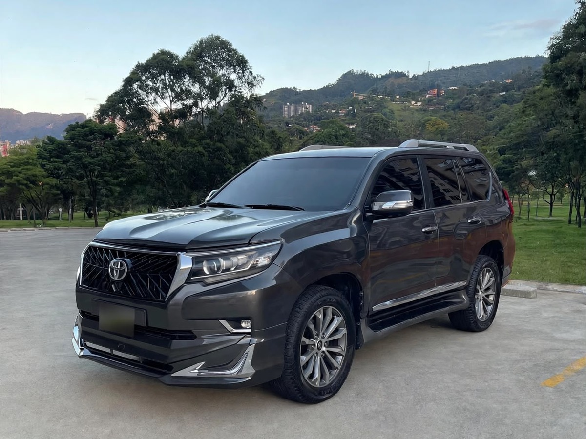 Toyota TX Blindada disponible para alquiler de carros en Medellín con Hi Level Rent — 7 puestos, blindaje nivel 2 plus, ideal para recorridos seguros por Antioquia.